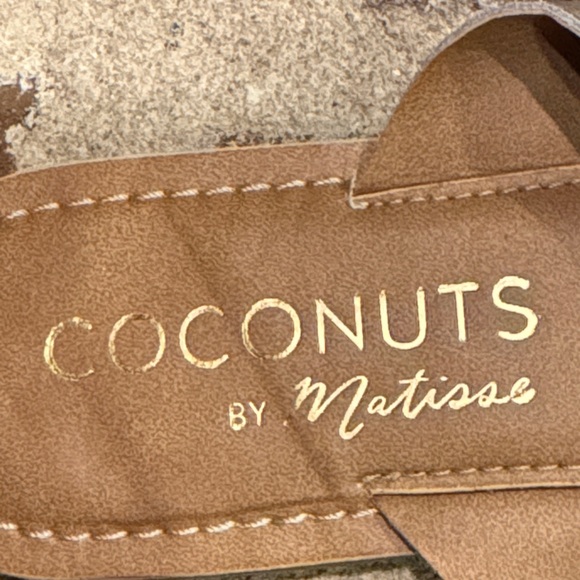 Coconuts by Matisse Pebble sandals in Silver size 8 - Picture 3 of 5